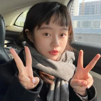 一匹马奔跑,一匹马跳跃